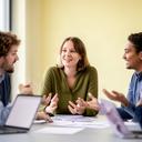 Selmin Luijke overlegt met een MKB-team over procesautomatisering